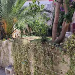 בית נופש Authentic Stone House By The Sea מילנה